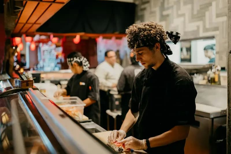 Cocineros trabajando en la línea de una cocina