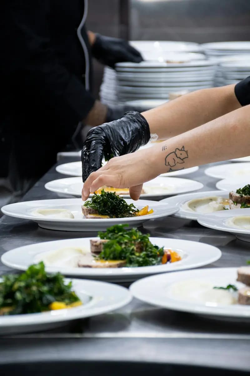 Platos emplatados en el pase de una cocina
