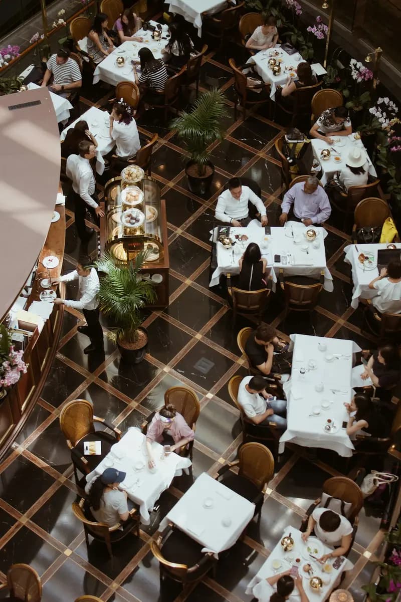 Sala de un restaurante llena, vista desde arriba